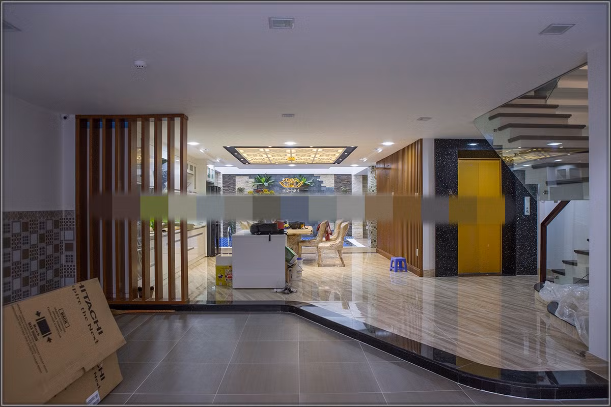 Gia chủ yêu cầu cao về không gian sống rộng, thoáng nên kiến trúc sư chọn giải pháp đưa hệ thống cầu thang bộ, thang máy về một bên để nhường chỗ cho diện tích sinh hoạt chung.