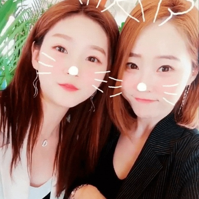 Lý do là mẹ của Kim Sae Ron trẻ trung đến mức khó tin. Thậm chí, tờ AllKpop của Hàn Quốc còn giật tít: “Mẹ của Kim Sae Ron khiến cư dân mạng shock vì ngoại hình quá trẻ trung”.