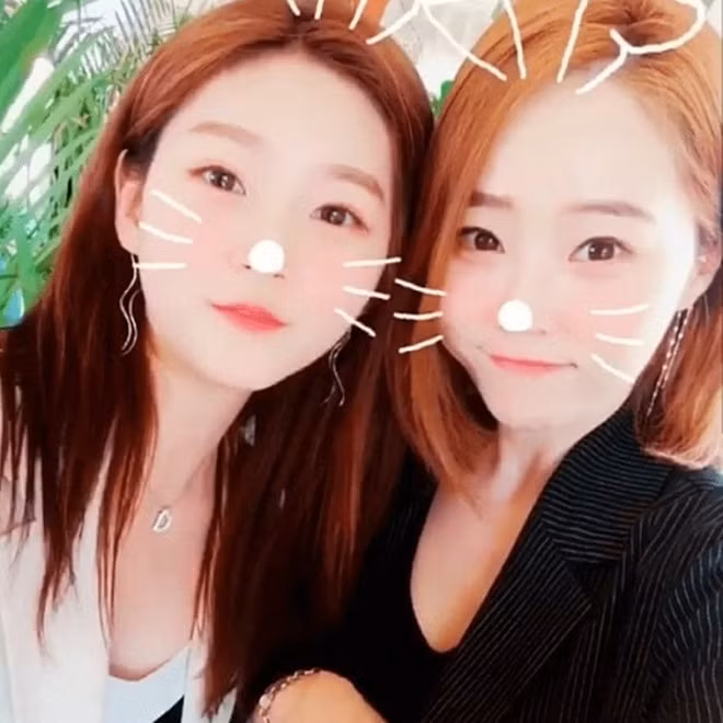 Lý do là mẹ của Kim Sae Ron trẻ trung đến mức khó tin. Thậm chí, tờ AllKpop của Hàn Quốc còn giật tít: “Mẹ của Kim Sae Ron khiến cư dân mạng shock vì ngoại hình quá trẻ trung”.