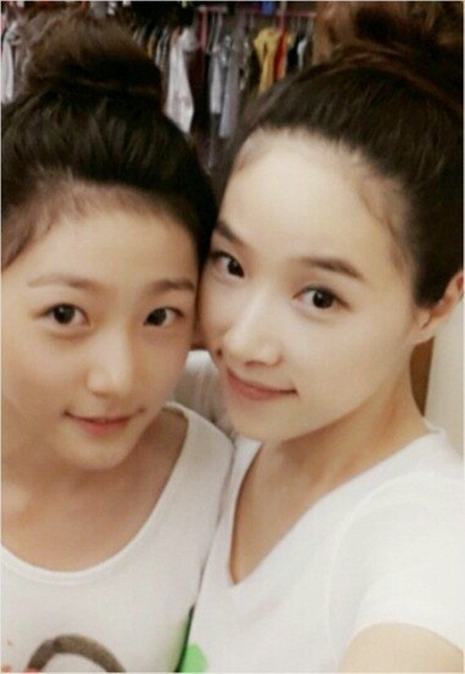 Theo AllKpop, mẹ của nữ diễn viên họ Kim sinh cô vào năm 20 tuổi, năm nay mới bước sang tuổi 38 trong khi cô con gái vừa tròn 18.