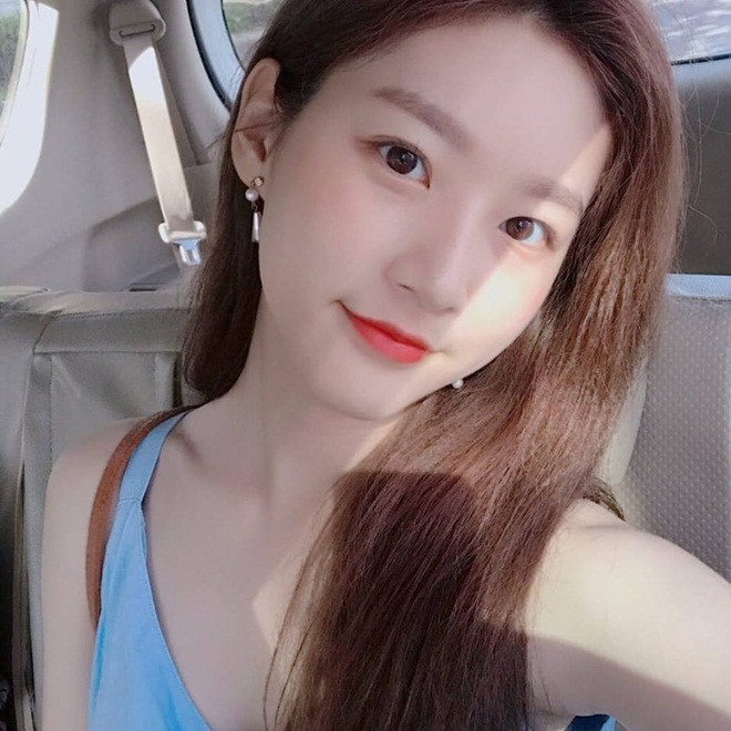 Trong khi mẹ ruột trẻ vượt tuổi thì Kim Sae Ron lại gây chú ý khi lớn nhanh như thổi, lột xác từ một cô bé đen nhẻm, gầy gò trở thành thiếu nữ phổng phao.