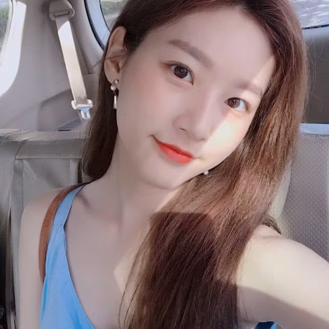 Trong khi mẹ ruột trẻ vượt tuổi thì Kim Sae Ron lại gây chú ý khi lớn nhanh như thổi, lột xác từ một cô bé đen nhẻm, gầy gò trở thành thiếu nữ phổng phao.