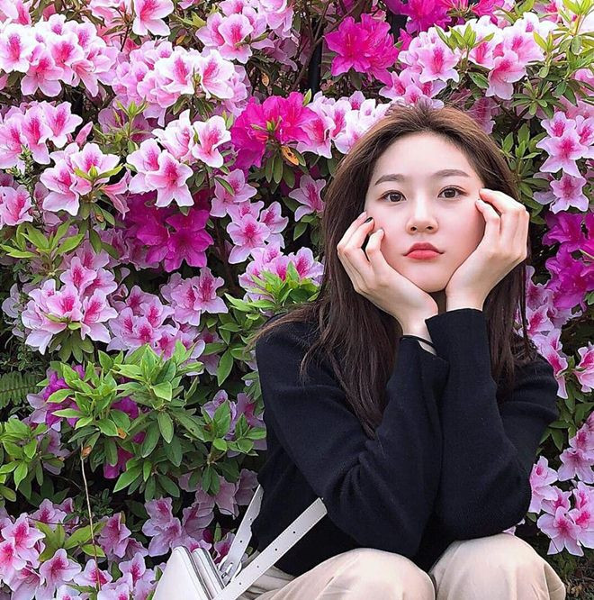 Diễn viên sinh năm 2000 lần đầu chạm ngõ điện ảnh trong "A Brand New Life" khi mới 9 tuổi. Diễn xuất tự nhiên, lôi cuốn của sao nhí họ Kim gây ấn tượng với khán giả. Ngay sau đó, Kim Sae Ron tiếp tục khẳng định tài năng diễn xuất với "The Man From Nowhere/Người đàn ông vô danh tính".