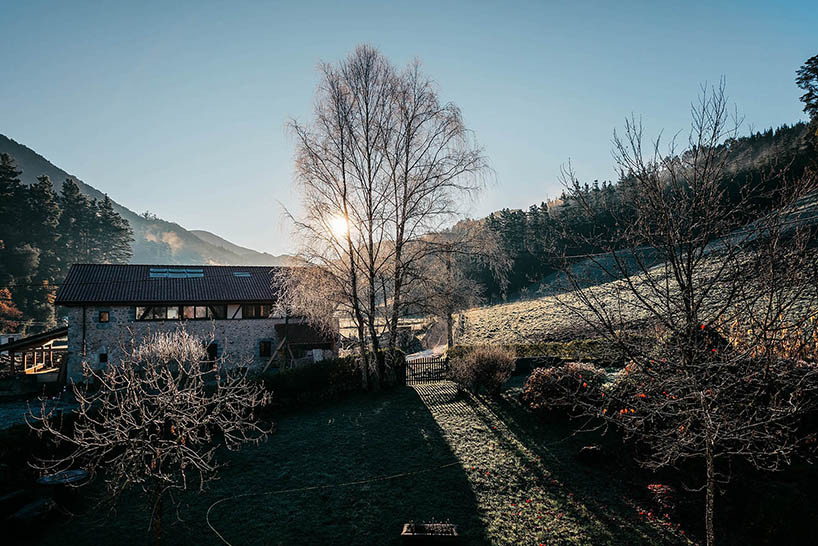 Tọa lạc tại xứ Basque (một vùng lãnh thổ ở châu Âu), ngôi nhà cổ 300 năm mang kiến trúc điển hình của địa phương đã không còn đáp ứng được nhu cầu của cuộc sống hiện đại.