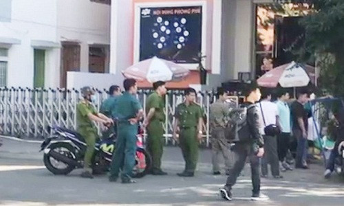 Cơ quan chức năng bảo vệ hiện trường xảy ra vụ án mạng. Ảnh: VH. Cơ quan chức năng bảo vệ hiện trường xảy ra vụ án mạng. Ảnh: VH.