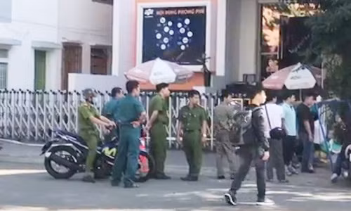 Cơ quan chức năng bảo vệ hiện trường xảy ra vụ án mạng. Ảnh: VH.