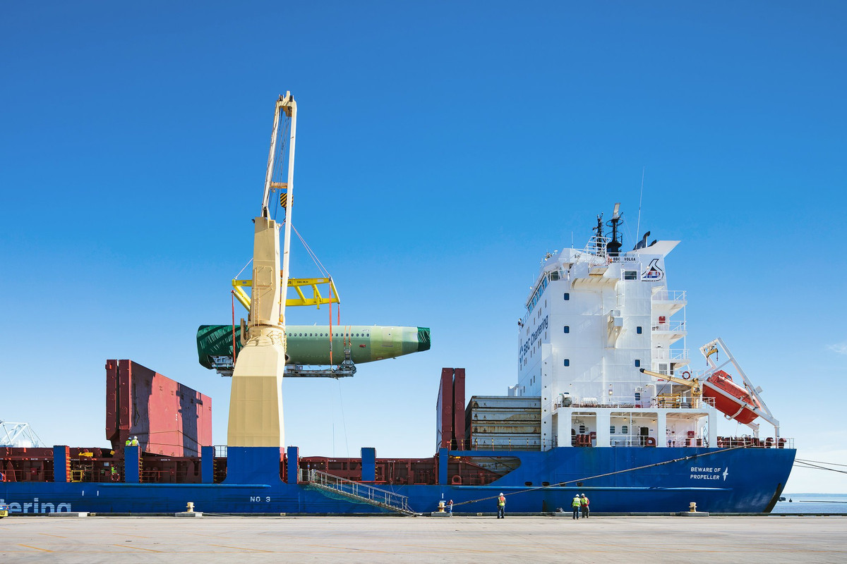 Thực tế, nhiều bộ phận được vận chuyển từ nhiều nhà máy sản xuất của Airbus tại Hamburg (Đức), Saint-Nazaire (Pháp) về đây để lắp ráp.