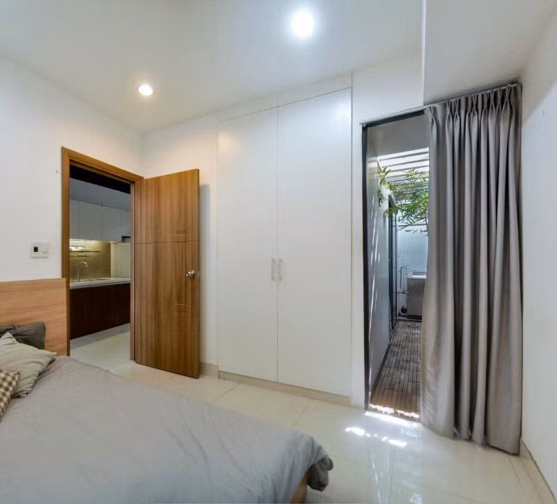 Phòng ngủ nhỏ nhưng vẫn thoáng và ngập ánh nắng.