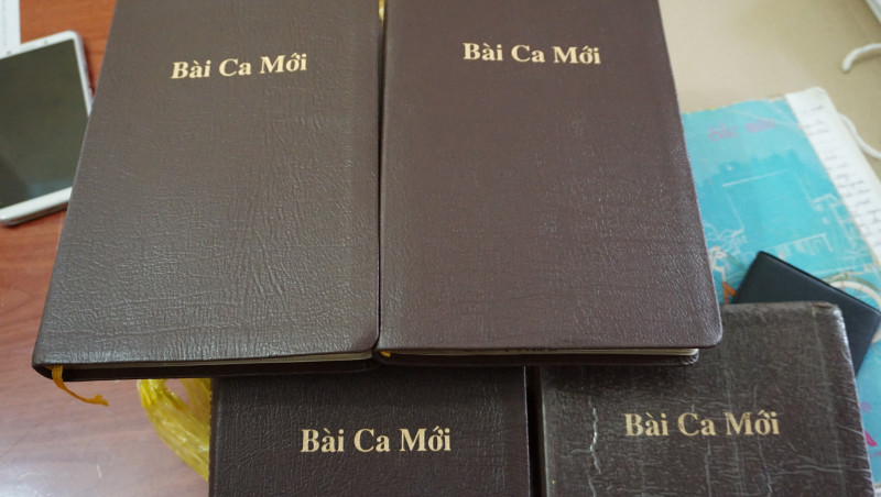 Nhiều cuốn "Bài ca mới" không có xuất xứ, nguồn gốc được rao giảng cho những người tham gia "Hội thánh đức chúa trời"