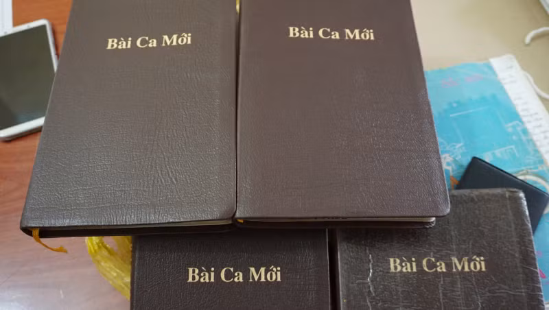 Nhiều cuốn "Bài ca mới" không có xuất xứ, nguồn gốc được rao giảng cho những người tham gia "Hội thánh đức chúa trời"