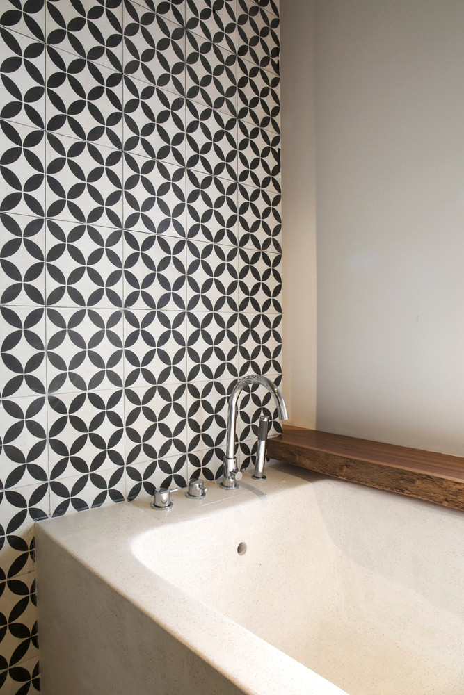 Bồn tắm lớn hiện đại.