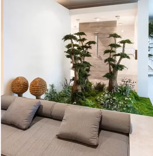 Có thể dành ra một không gian trong phòng khách như phía sau ghế sofa hoặc trong một góc cho vài chậu cây nhỏ hoặc tiểu cảnh cầu kỳ đầy tính nghệ thuật.