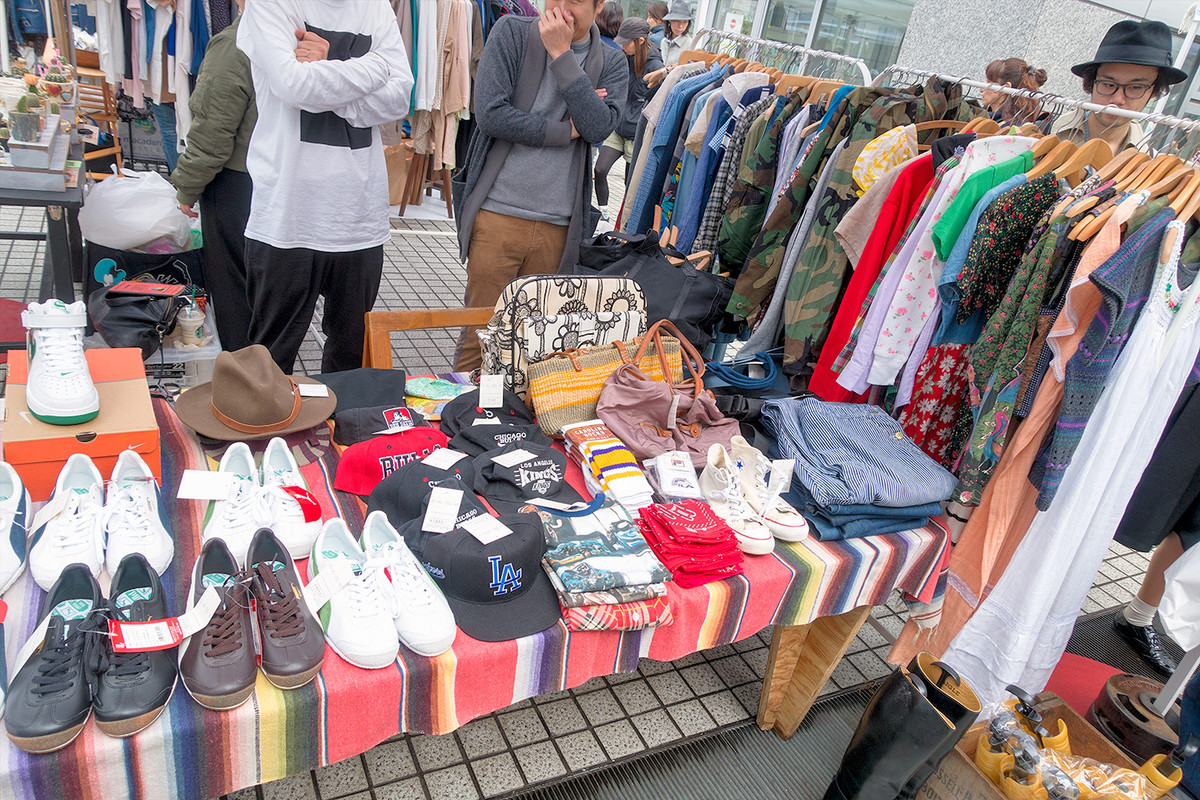 Mặt hàng chủ yếu tại chợ trời Mottainai là quần áo thời trang cũ, cả hàng hiệu và hàng bình dân. Đôi khi bạn có thể tìm thấy sách, băng đĩa cũ. Ảnh: Match-jp.