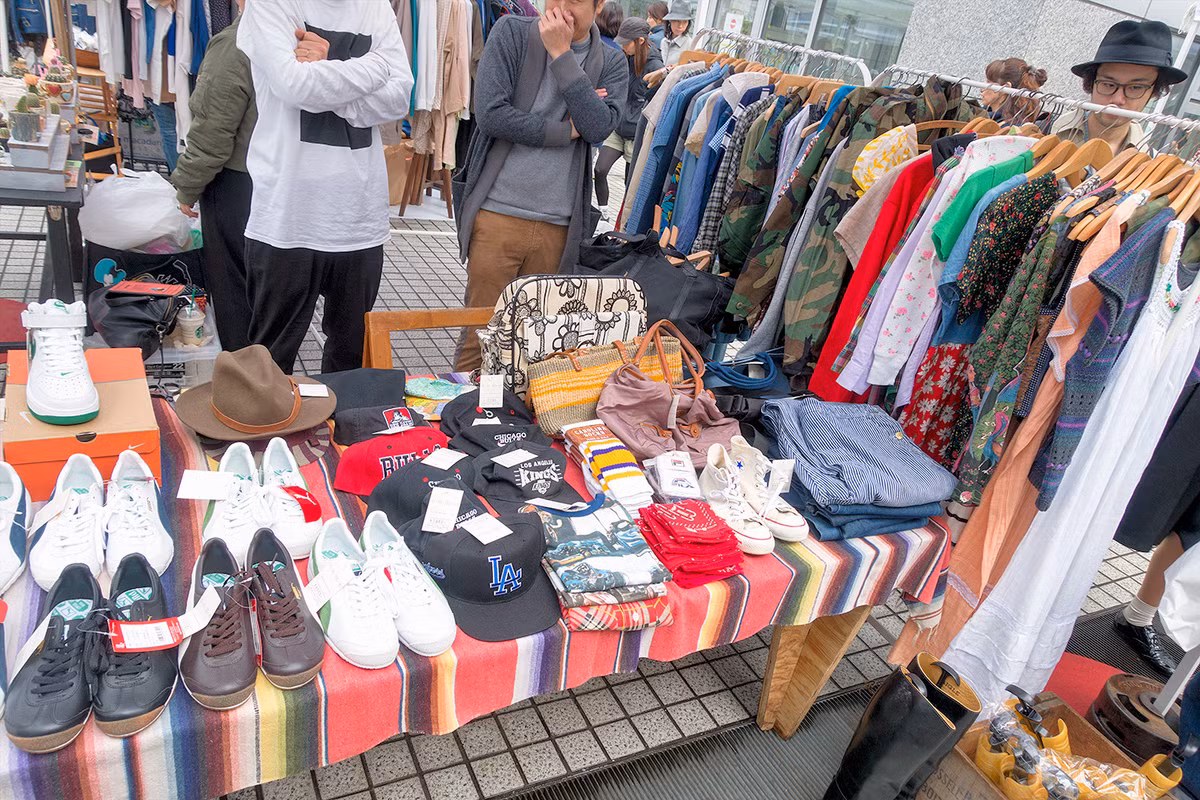 Mặt hàng chủ yếu tại chợ trời Mottainai là quần áo thời trang cũ, cả hàng hiệu và hàng bình dân. Đôi khi bạn có thể tìm thấy sách, băng đĩa cũ. Ảnh: Match-jp.