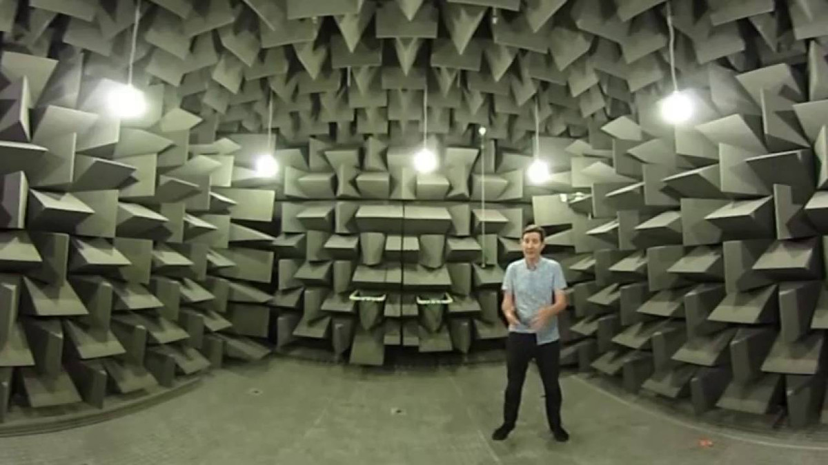 Được mệnh danh là căn phòng yên tĩnh nhất thế giới, Anechoic Chamber trong trụ sở của Microsoft ở Redmond (Washington, Mỹ) được xây dựng năm 2015. Ảnh: Youtube.