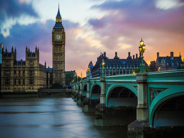 Xứ sở sương mù - Vương quốc Anh hiện có 90 tỷ phú với tài sản ước tính 251 tỷ USD. Ảnh: Printest.