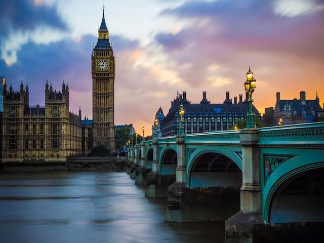 Xứ sở sương mù - Vương quốc Anh hiện có 90 tỷ phú với tài sản ước tính 251 tỷ USD. Ảnh: Printest.