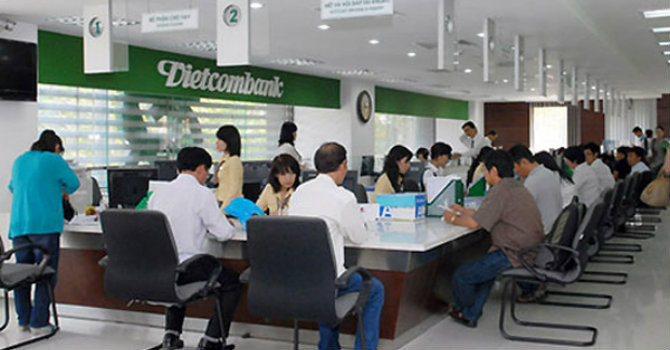 Ngân hàng Vietcombank tăng một số phí dịch vụ từ ngày 1/3. Ảnh: BizLive.