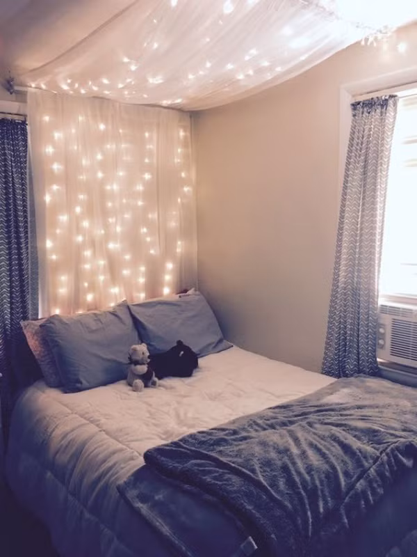 Đèn led có thể đặt ở phần màn tạo nên "sóng" ánh sáng vô cùng đẹp mắt để bạn có thể tận hưởng bầu trời ngàn sao lung linh và lãng mạn trước khi chìm vào giấc ngủ yên bình mỗi tối.