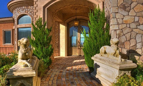 Tốt nhất nên sử dụng một cặp chó đá nhằm thể hiện mọi thứ đầy đủ, vẹn toàn. Ảnh: Zing.