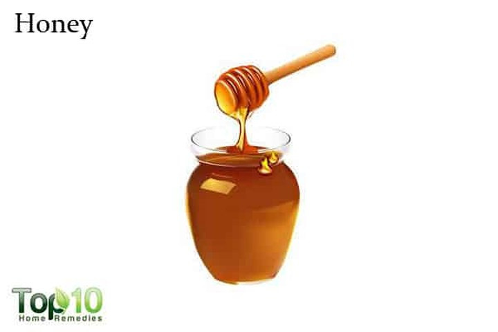 Mật ong: Mật ong là một loại kem dưỡng ẩm tự nhiên có tính chất chống oxy hóa và hoạt động tốt trong việc chống lại nếp nhăn. Nó giúp giữ ẩm để cho bàn tay của bạn thêm mềm mại và mịn màng.