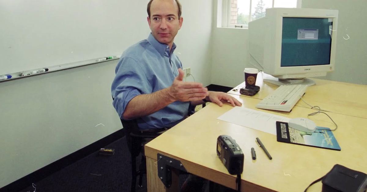 Bàn làm việc của Jeff Bezos trước đây được làm từ cửa gỗ và các thanh gỗ tái sử dụng. Ảnh: CNBC.