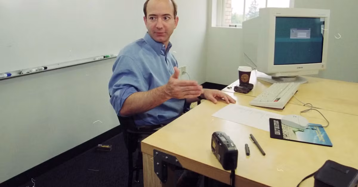 Bàn làm việc của Jeff Bezos trước đây được làm từ cửa gỗ và các thanh gỗ tái sử dụng. Ảnh: CNBC.