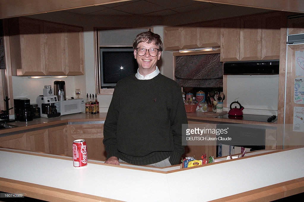 Người đồng sáng lập Microsoft với hình ảnh giản dị trong nhà bếp. Ảnh: Getty Image.