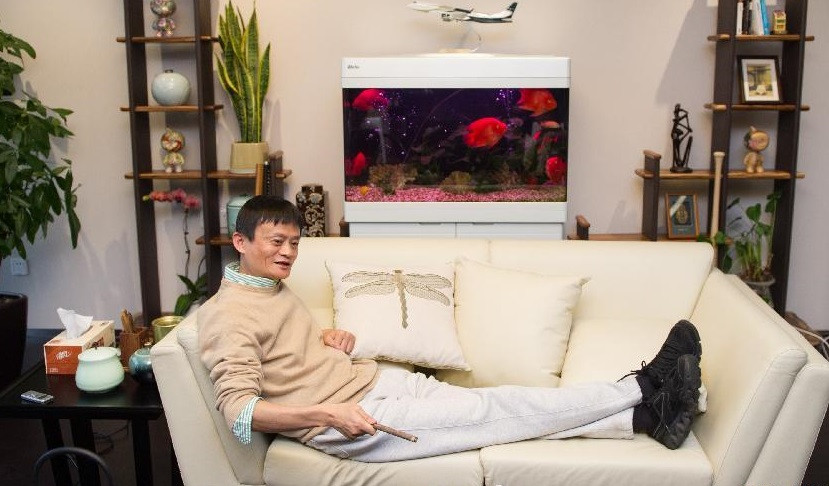 Tỷ phú Jack Ma giản dị trên chiếc sofa tại phòng khách. Ảnh: News.