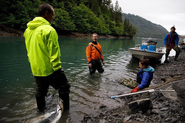 Tỷ phú trẻ Mark Zuckerberg chia sẻ bức ảnh về trải nghiệm của mình tại vùng Alaska cùng với những người dân nơi đây. Ảnh: BI.