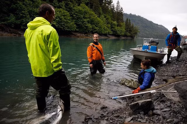 Tỷ phú trẻ Mark Zuckerberg chia sẻ bức ảnh về trải nghiệm của mình tại vùng Alaska cùng với những người dân nơi đây. Ảnh: BI.