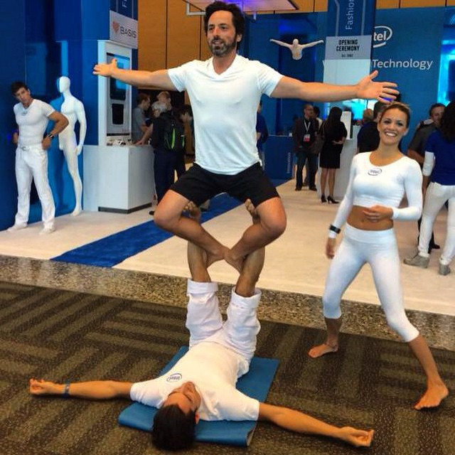 Nhà đồng sáng lập Google Sergey Brin dành khoảng thời gian rảnh để thử các động tác yoga. Ảnh: CNBC.