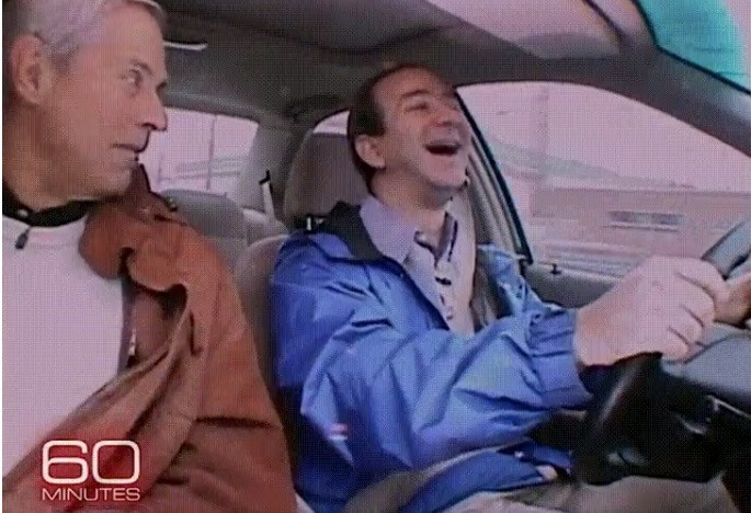 Chương trình “60 phút” của CBS năm 1999 ghi lại hình ảnh tỷ phú Jeff Bezos mặc quần kaki, áo sơ mi cổ cài nút khi đang lái chiếc xe khá khiêm tốn là Honda Accord. Ảnh: Reddit.