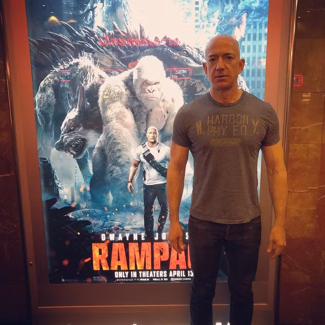  Tỷ phú giàu nhất hành tinh Jeff Bezos (134,5 tỷ USD) từng chia sẻ bức ảnh tạo dáng giống diễn viên Dwayne Johnson tại rạp chiếu phim khiến nhiều người thích thú. Ảnh: Instagram.