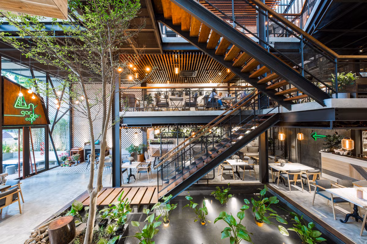 Chậu cây nhỏ xinh cho không gian dưới cầu thang thêm sinh động.