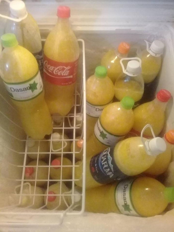 Do việc tiêu thụ quả dứa quá khó khăn, chị đã nghĩ ra cách ép dứa thành nước rồi mang bán. Ảnh: Dân Việt.