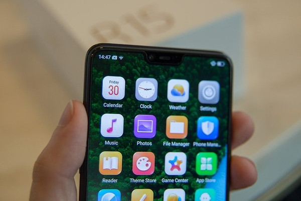 Oppo R15 trang bị nguồn pin 3.450mAh và công nghệ sạc nhanh từ VOOC qua cổng microUSB. Oppo hứa hẹn rằng, chỉ cần sạc 5 phút có thể sử dụng gọi điện liên tục trong 2 tiếng đồng hồ.