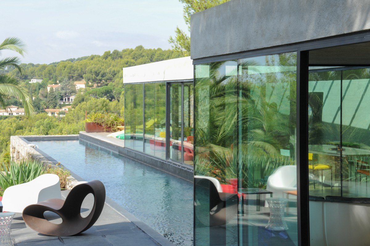 Bể bơi dài gần 30 mét, lộ thiên ở khu vực ban công.