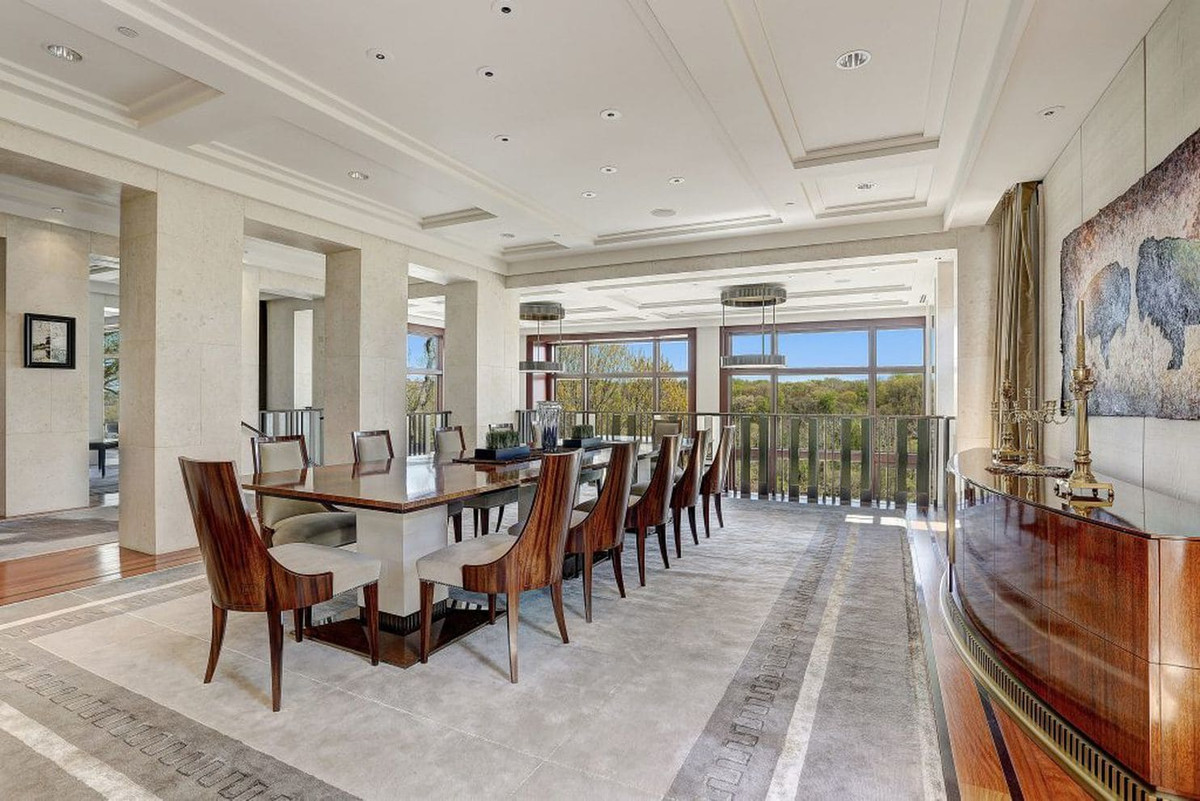 Phòng ăn to, rộng đẹp ngang khách sạn.