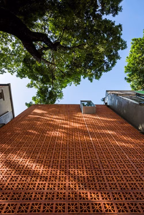 Từ ngoài vào, ngôi nhà kín như bưng bởi ba mặt đều không có cửa sổ.