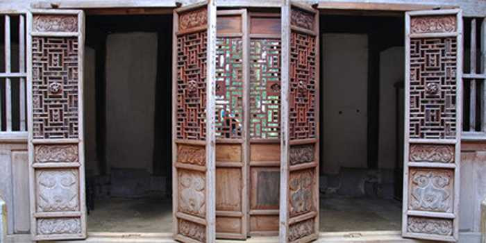 Cửa tiền dinh. Ảnh: Dulichhagiang.