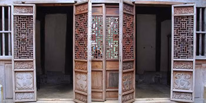 Cửa tiền dinh. Ảnh: Dulichhagiang.