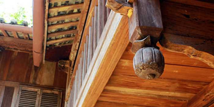 Trải qua thời gian và chiến tranh, một số vật liệu trong khu dinh thự đã bị thay thế nhưng công trình vẫn giữ được nguyên nét kiến trúc độc đáo. Ảnh: Dulichhagiang.