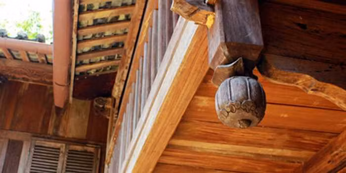 Trải qua thời gian và chiến tranh, một số vật liệu trong khu dinh thự đã bị thay thế nhưng công trình vẫn giữ được nguyên nét kiến trúc độc đáo. Ảnh: Dulichhagiang.