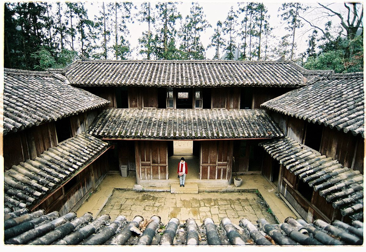 Giữa các dãy nhà gỗ 2 tầng khép kín là một khoảng sân rộng. Ảnh: Wiki.