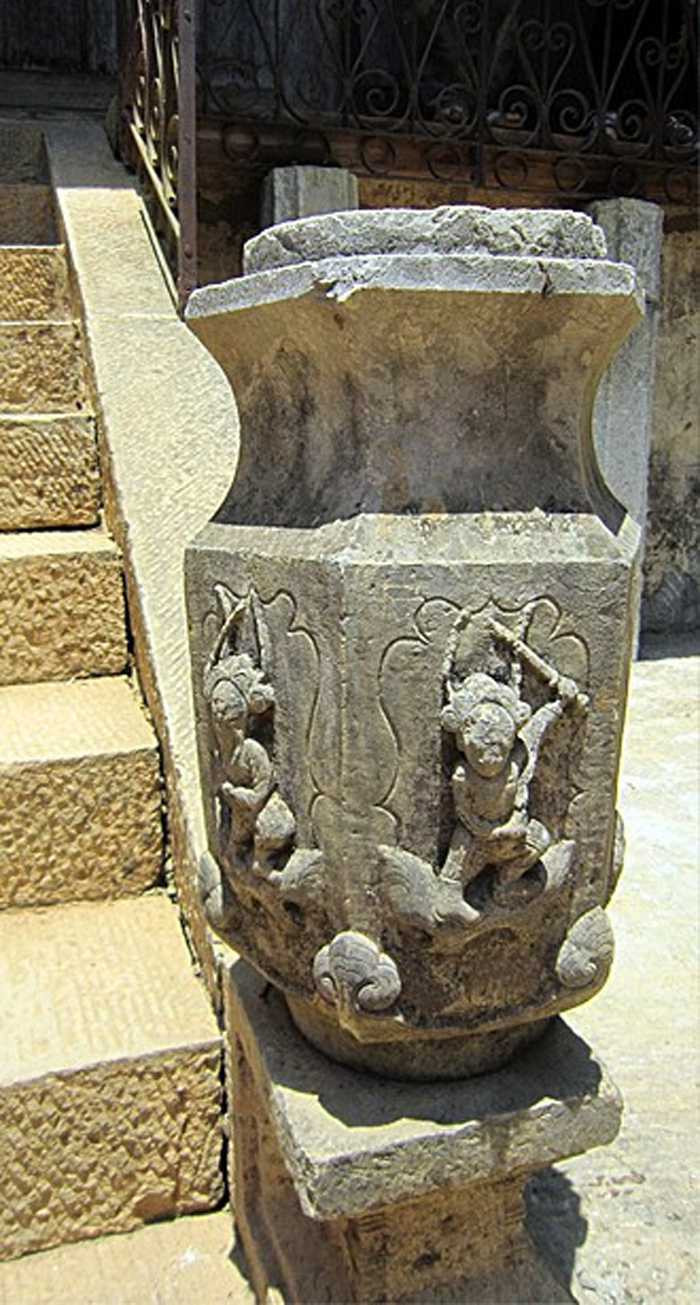 Điểm nhấn của dinh thự còn nằm ở nghệ thuật điêu khắc trong các phần của dãy nhà. Nhiều chi tiết bằng đá được chạm khắc cầu kì, khéo léo mang các biểu tượng cho sự phú quý. Ảnh: Dulichhagiang.