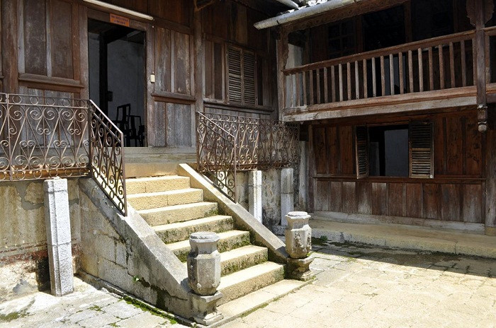 Thềm dinh thự vua Mèo có các phiến đá nhỏ được kè chặt khít với nhau không cần chất kết dính. Ảnh: Dulichvietnam.