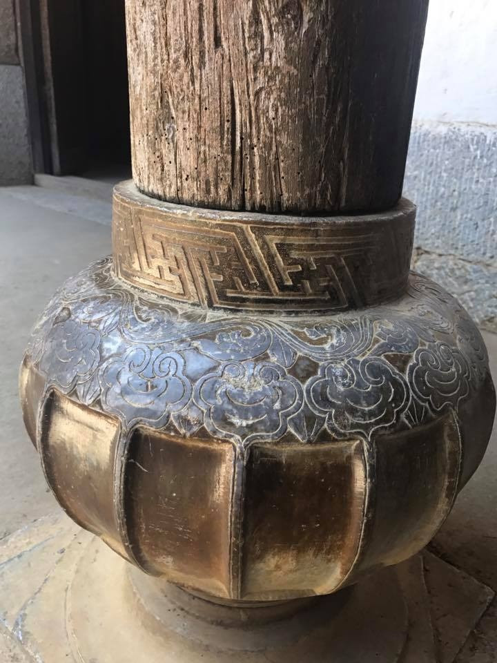 Các họa tiết trên xà nhà, trái nhà, các cánh cửa, cửa sổ chạm hình quả thuốc phiện tinh xảo, bắt mắt. Ảnh: Doisongphaply.