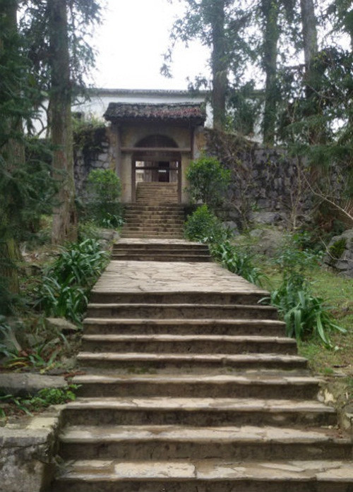 Dinh thự nhà họ Vương được xây dựng bằng nguyên liệu đá xanh, gỗ thông và ngói đất nung. Ảnh: Lao động.