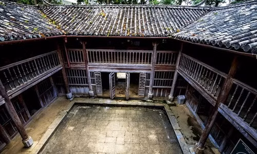 Dinh thự bao gồm 6 nhà ngang, 6 nhà dọc quy mô, bề thế với nhiều công trình phụ trợ khác. Tất cả đều được dựng 2 tầng, với tổng cộng 64 buồng. Ảnh: Giadinhxahoi.